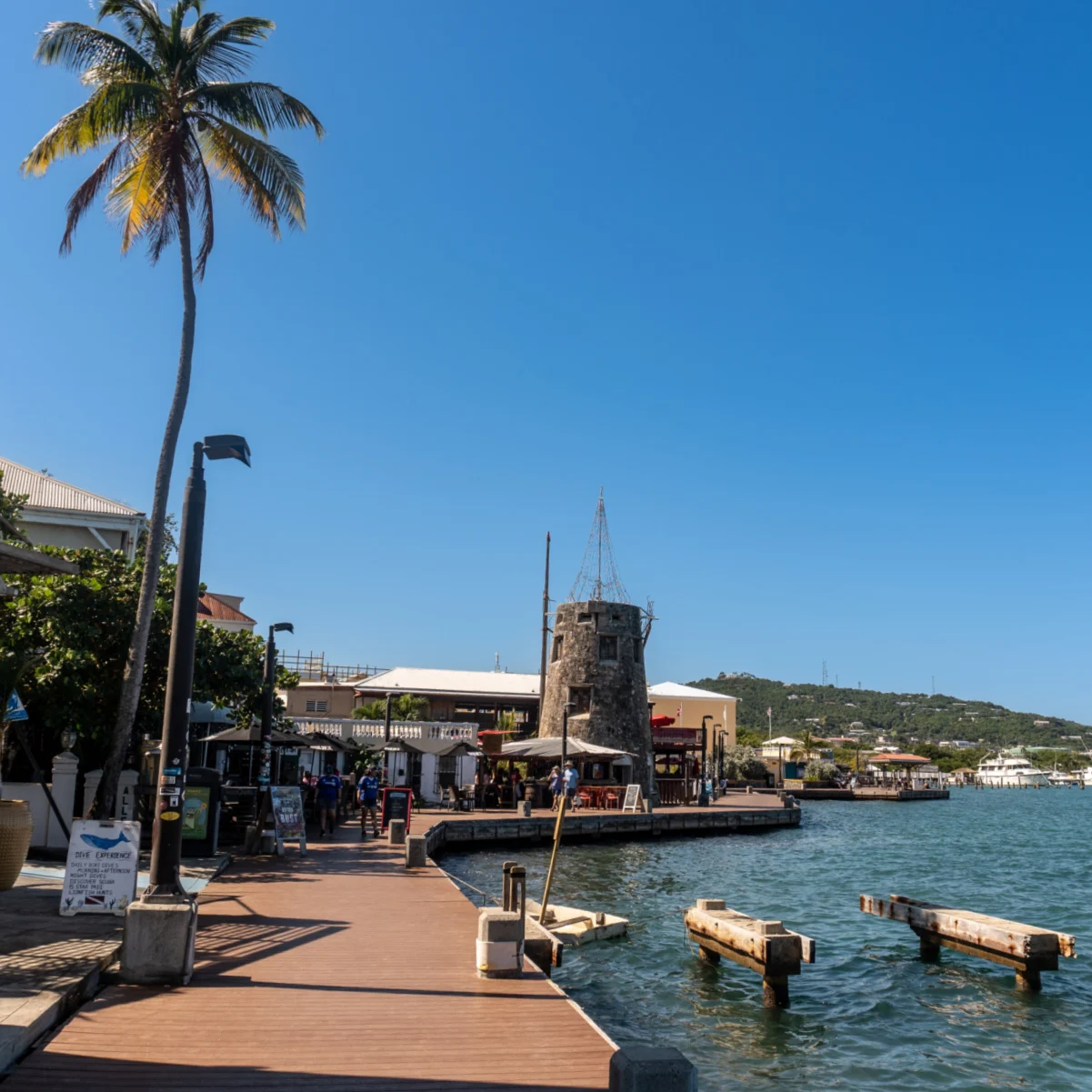 Moulin à vent en bord de mer sur la promenade de Christiansted. Relique de l'époque de la canne à sucre à Sainte Croix. Promenade avec magasins de plongée, restaurants et bars
