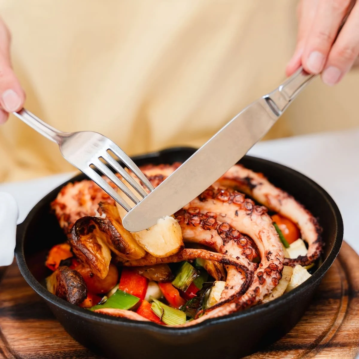 Un touriste mangeant du poulpe, de la cuisine portugaise, de la cuisine méditerranéenne de l'Europe du Sud, du Portugal