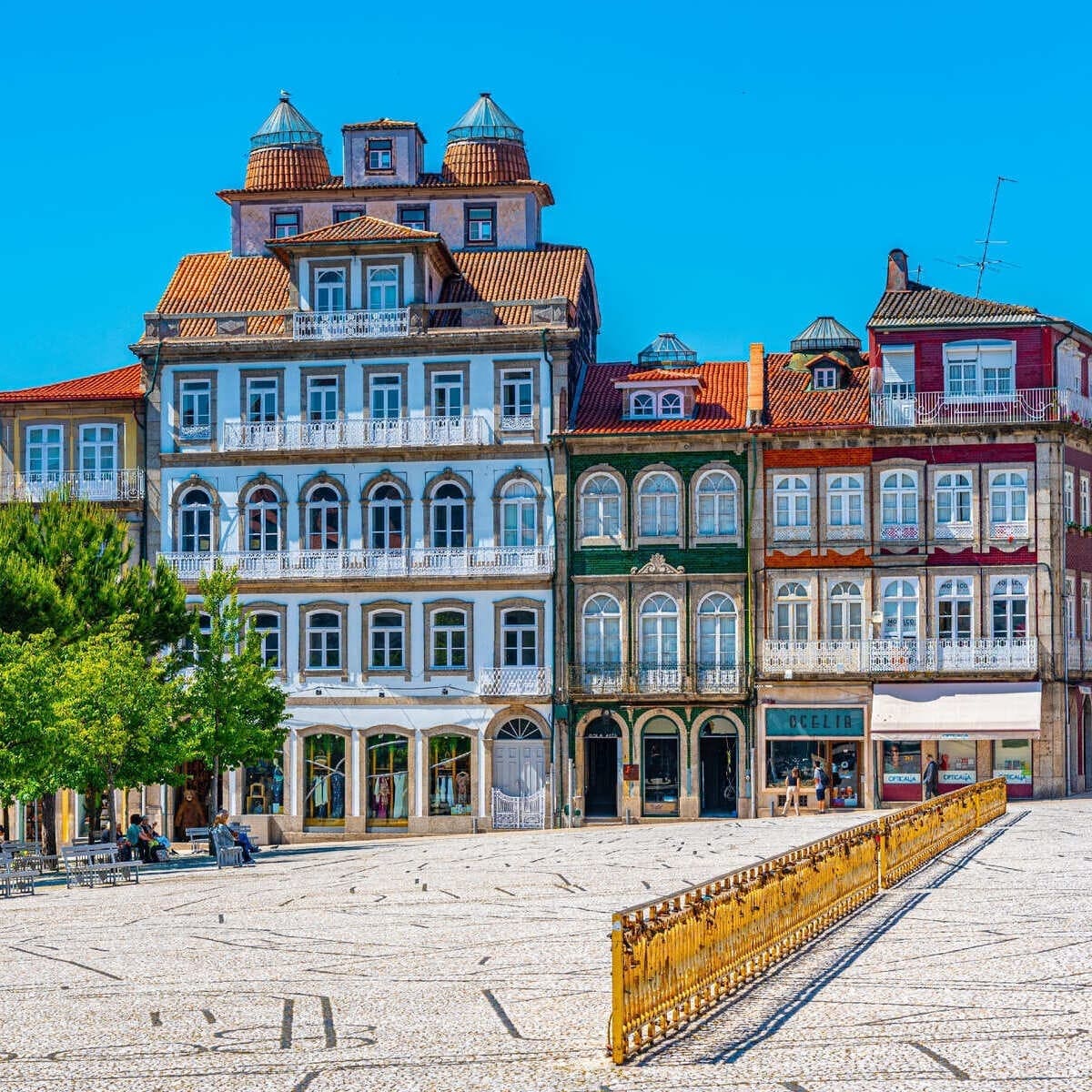 Pombaline-Bâtiments-À-Guimaraes-Portugal-1