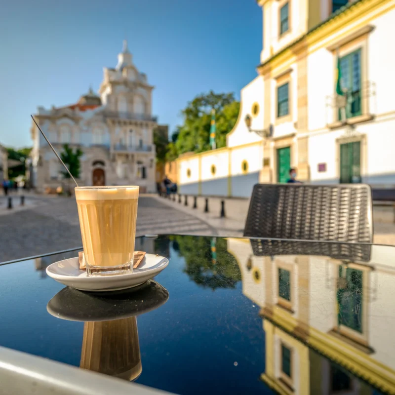 Café sur table sur la place historique de Faro, Portugal