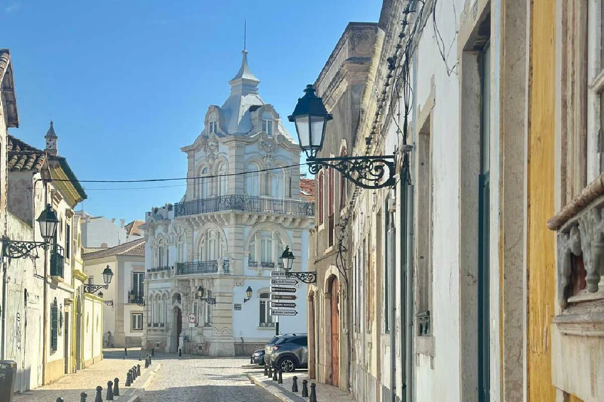 Rue Pavée Menant À L'Église De Faro, Portugal