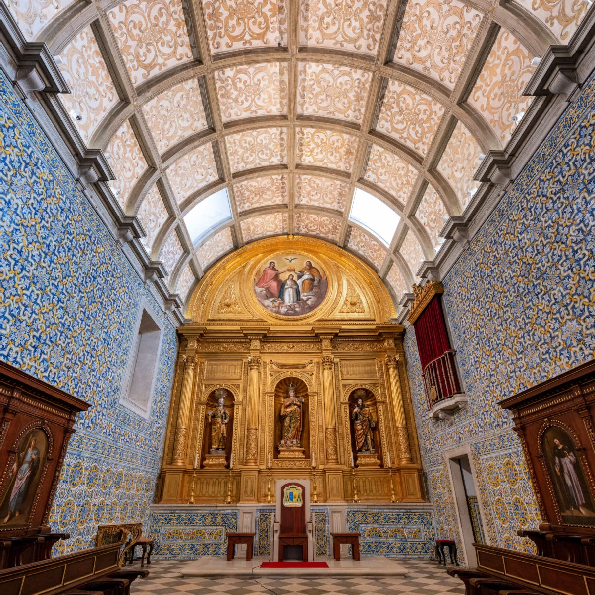 Intérieur de la cathédrale de Faro, Se Catedral à Faro, Algarve au Portugal. Avec des murs finement décorés de carreaux d'azulejos.