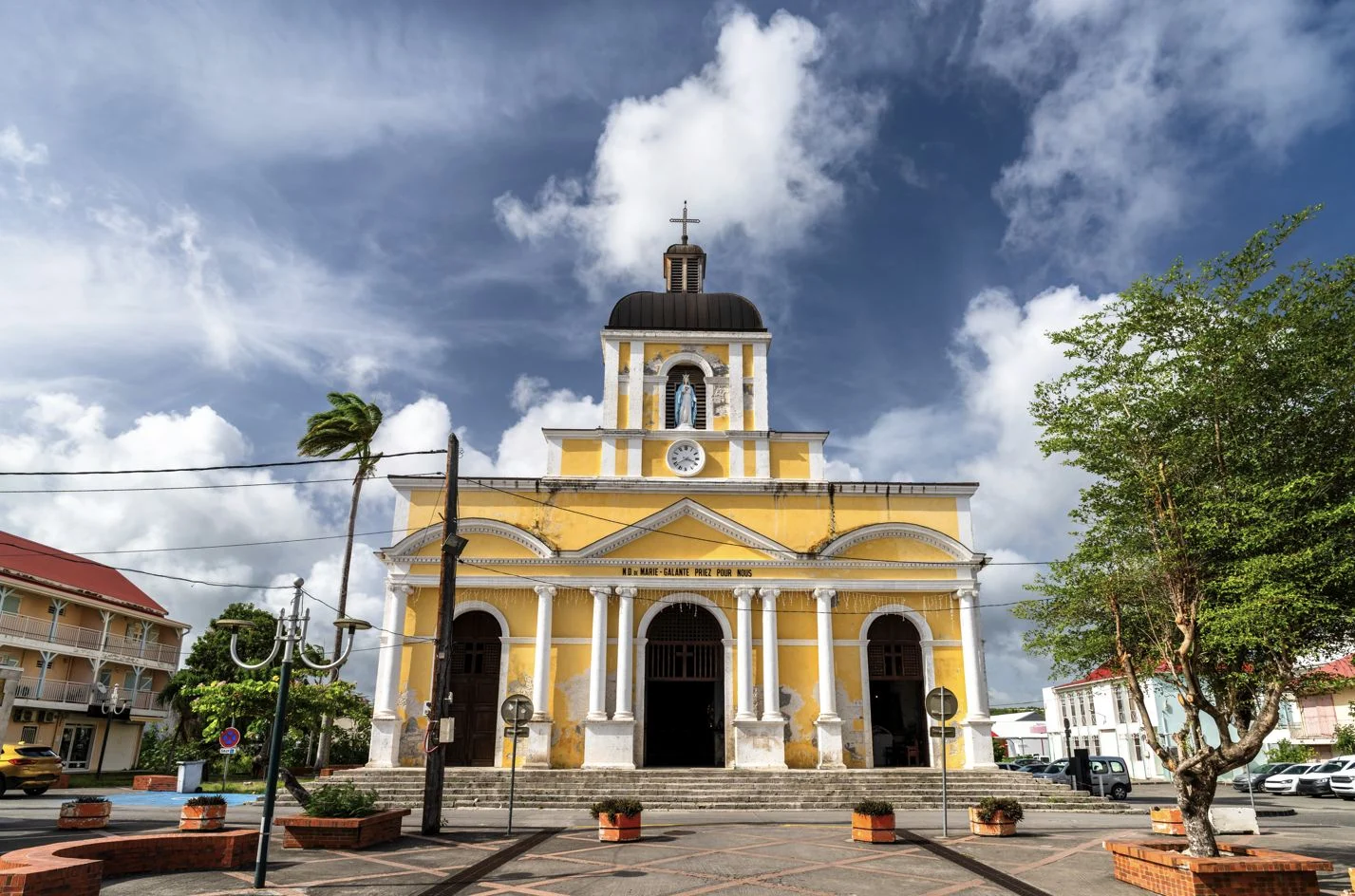 Façade de l'église Notre-Dame-de-l'Assomption sous un ciel nuageux à Grand-Bourg, île Marie-Galante, Guadeloupe