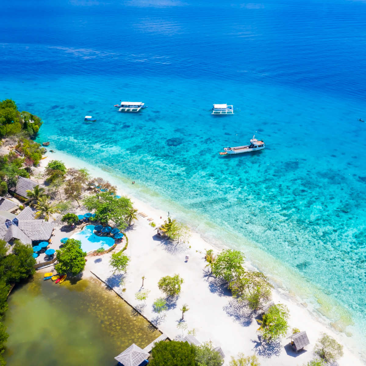 Belle-plage-près-près-d'Oslob-Cebu-Philippines