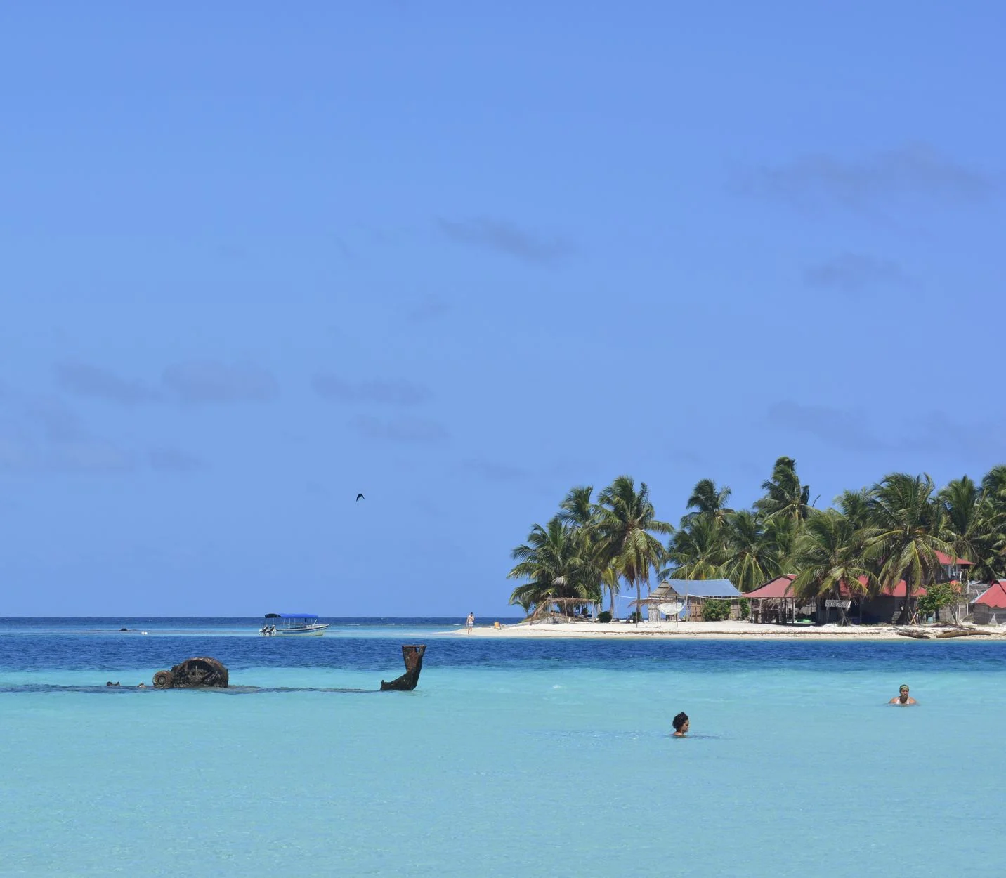touristes plongeant près d’une épave dans l’archipel des San Blas
