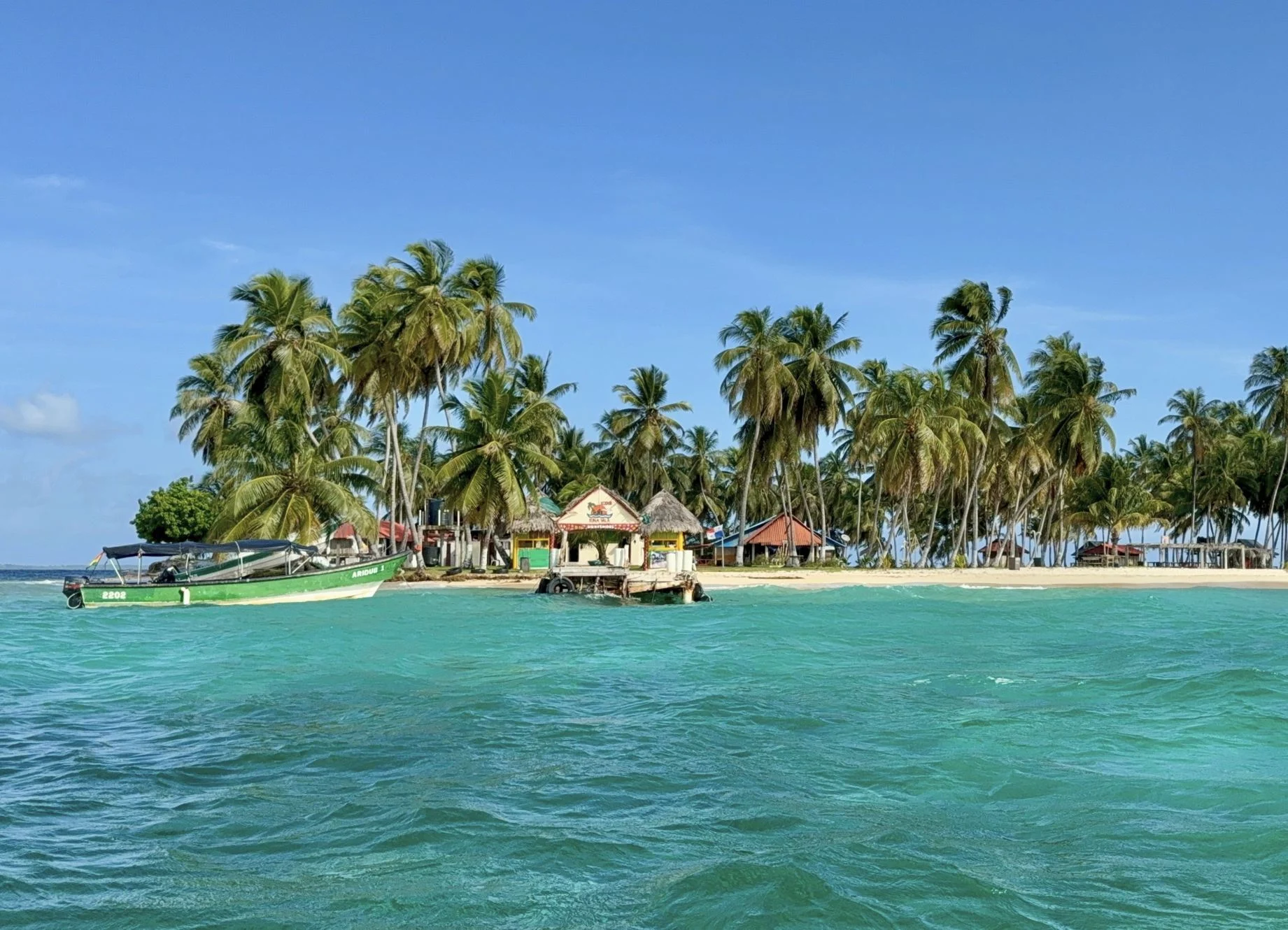 Une vue sereine sur une magnifique île de San Blas, aux eaux cristallines