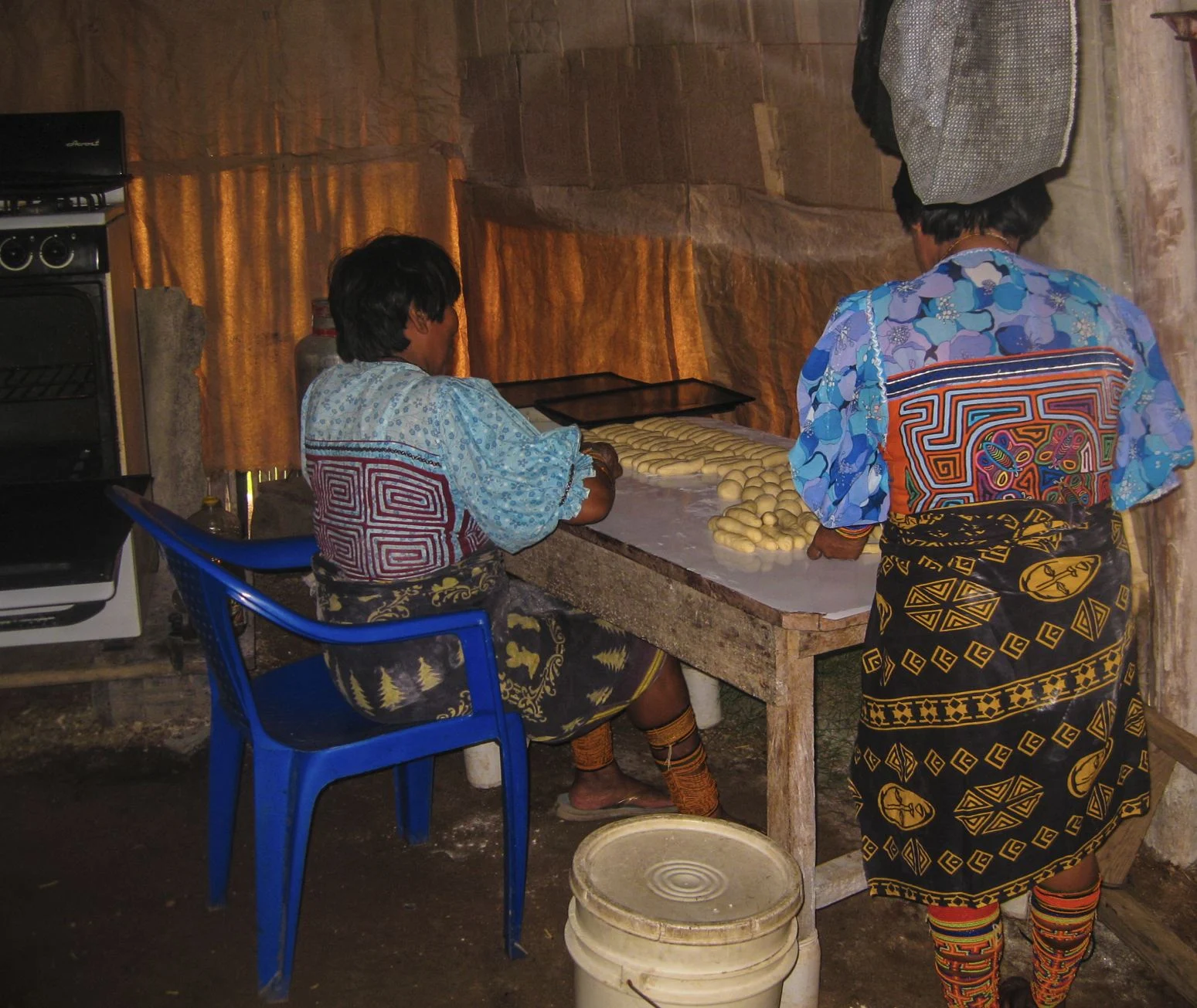   Population locale cuisinant du pain sur les îles de San Blas