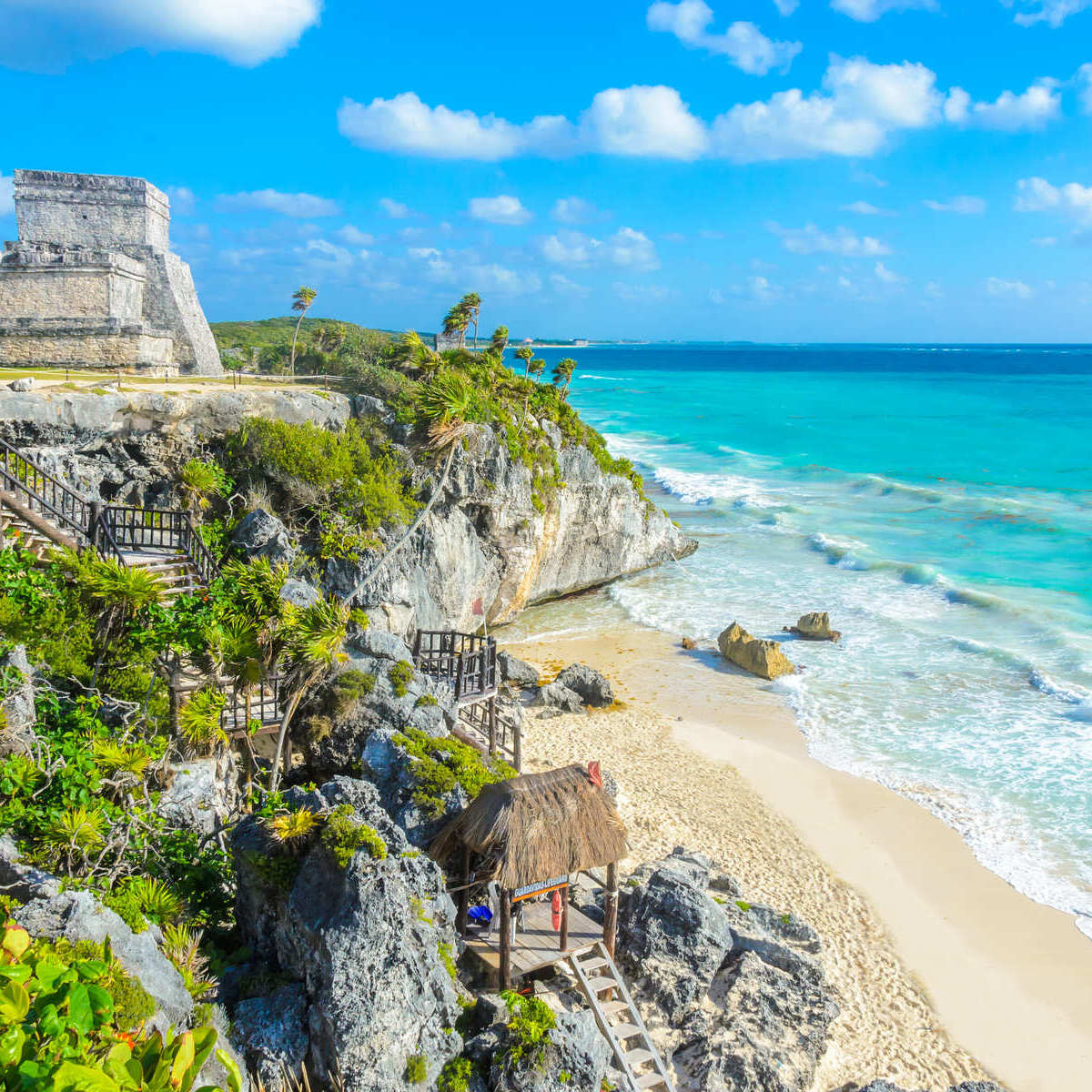 Ancien temple maya face à la mer des Caraïbes à Tulum, Mexique