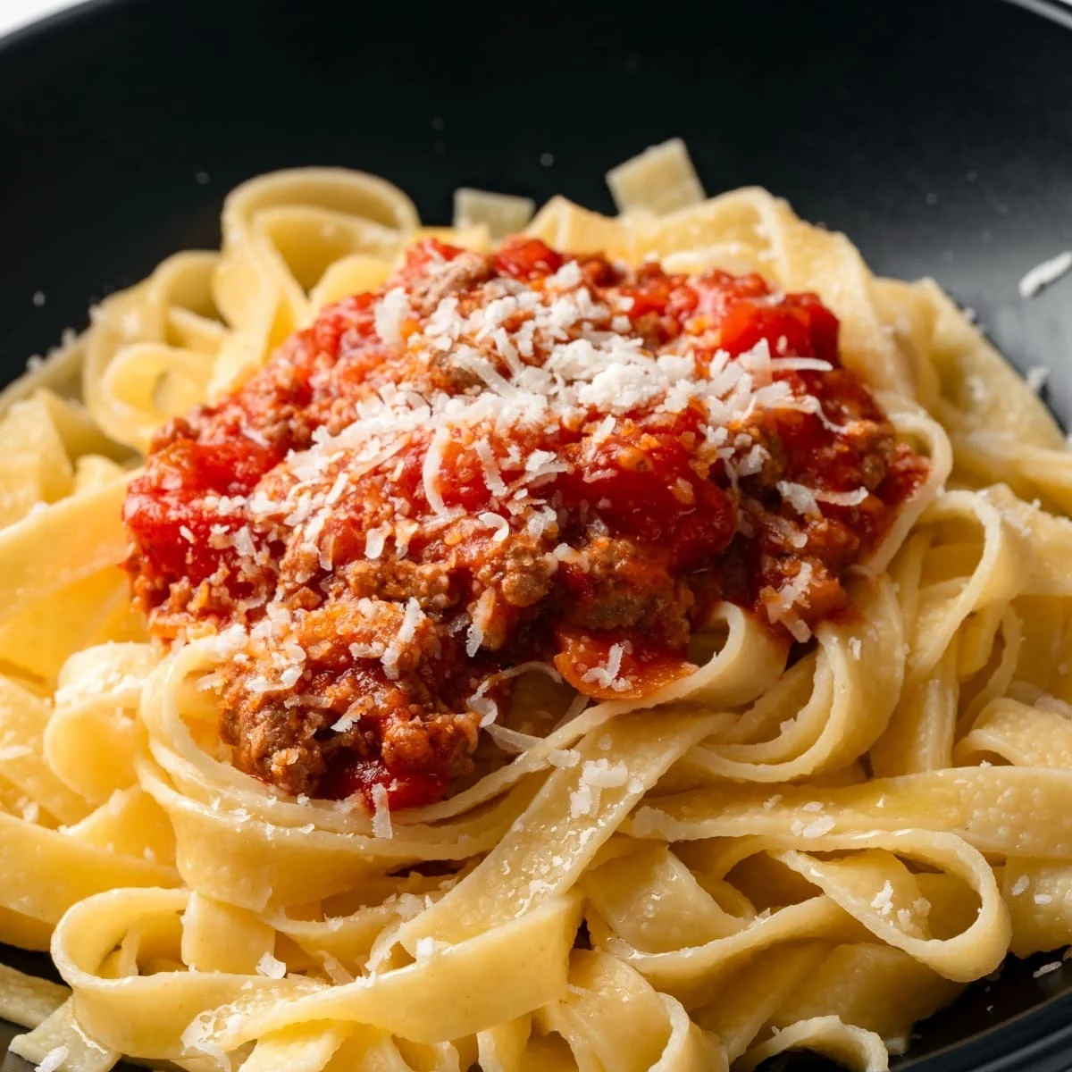 Un plat de tagliatelles Al Ragu servi à Ferrare, Italie