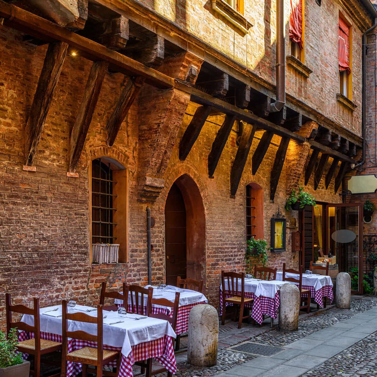 Vieille rue médiévale à Ferrare, Italie