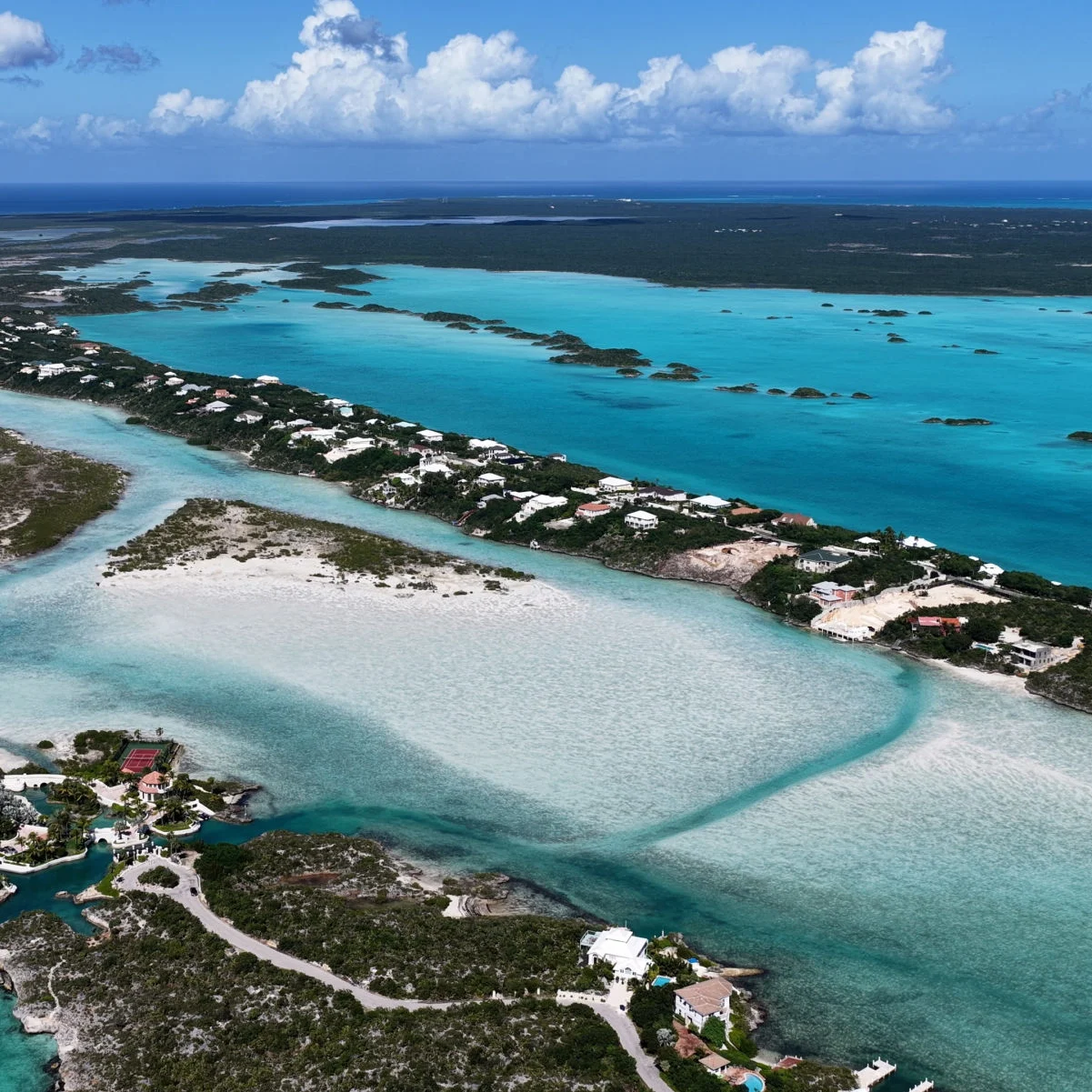 Chalk Sound à Providenciales dans le territoire d'outre-mer des îles Turques et Caïques. Paysage de plage. Nuances De Bleu Aquarelle. Destination de voyage. Son de craie à Providenciales. Paysage marin naturel.