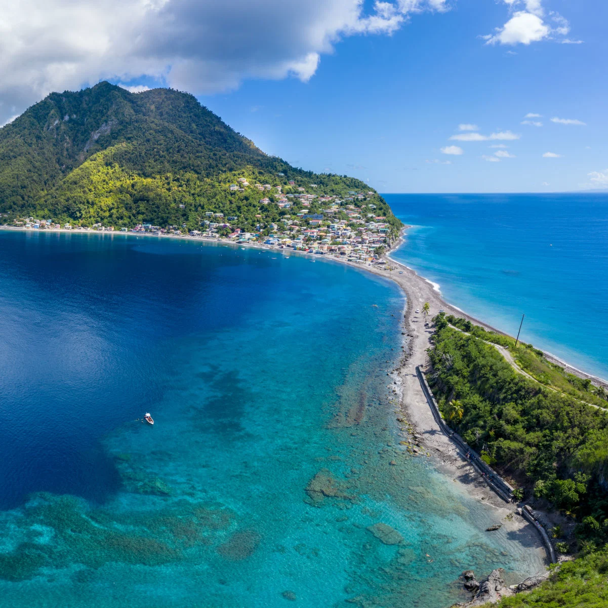 Scotts Head, Dominique, Antilles. Sur le côté gauche se trouve la mer des Caraïbes, sur le côté droit se trouve l'océan Atlantique.