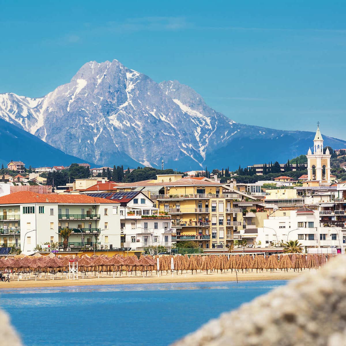 Le front de mer de Pescara, adossé aux montagnes des Abruzzes, dans le nord de l'Italie