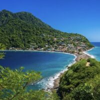 Cette île intacte des Caraïbes possède des volcans, des sources chaudes de la jungle, des cascades cachées et des bières à 2 $