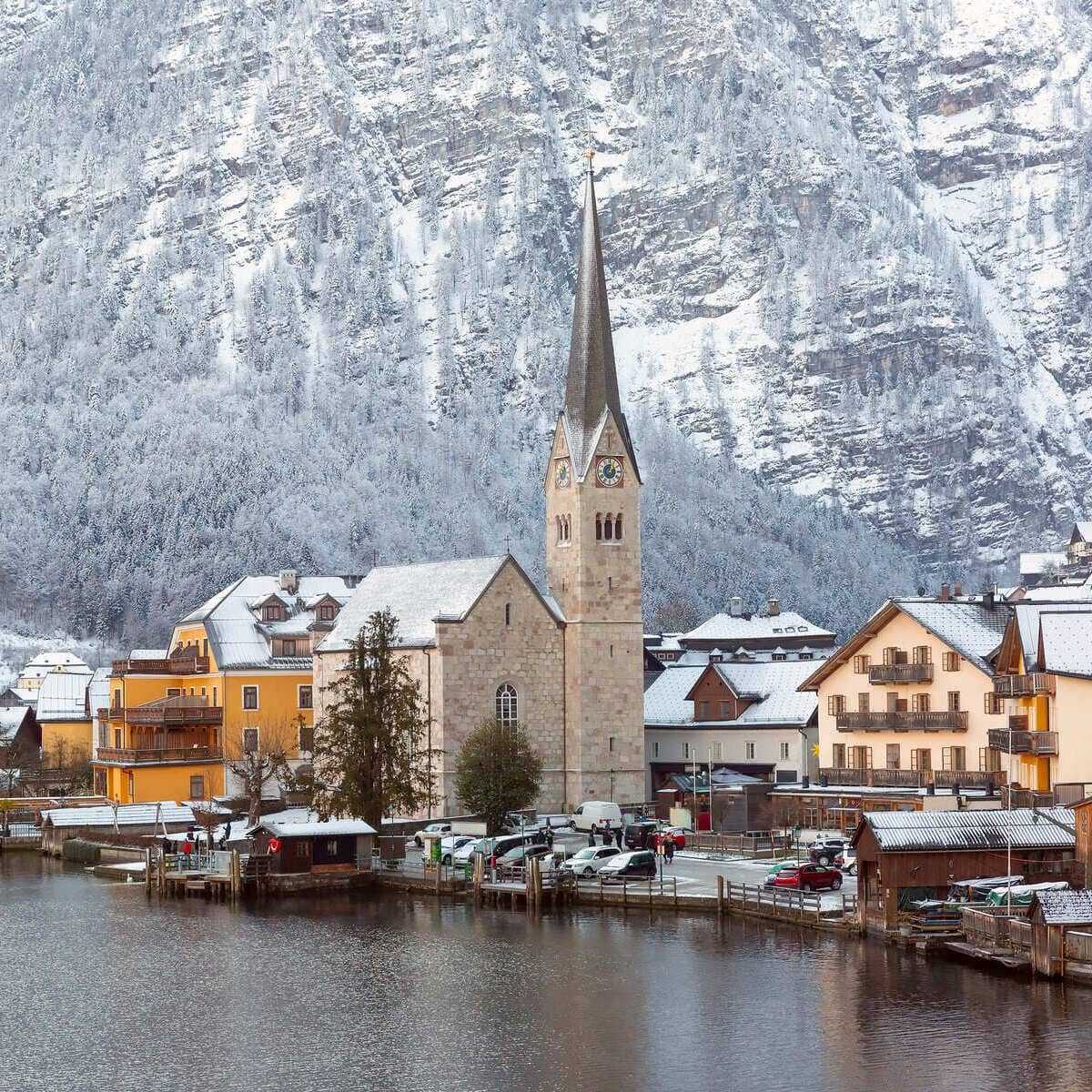 Vue panoramique de Hallstatt, une ville alpine en Autriche