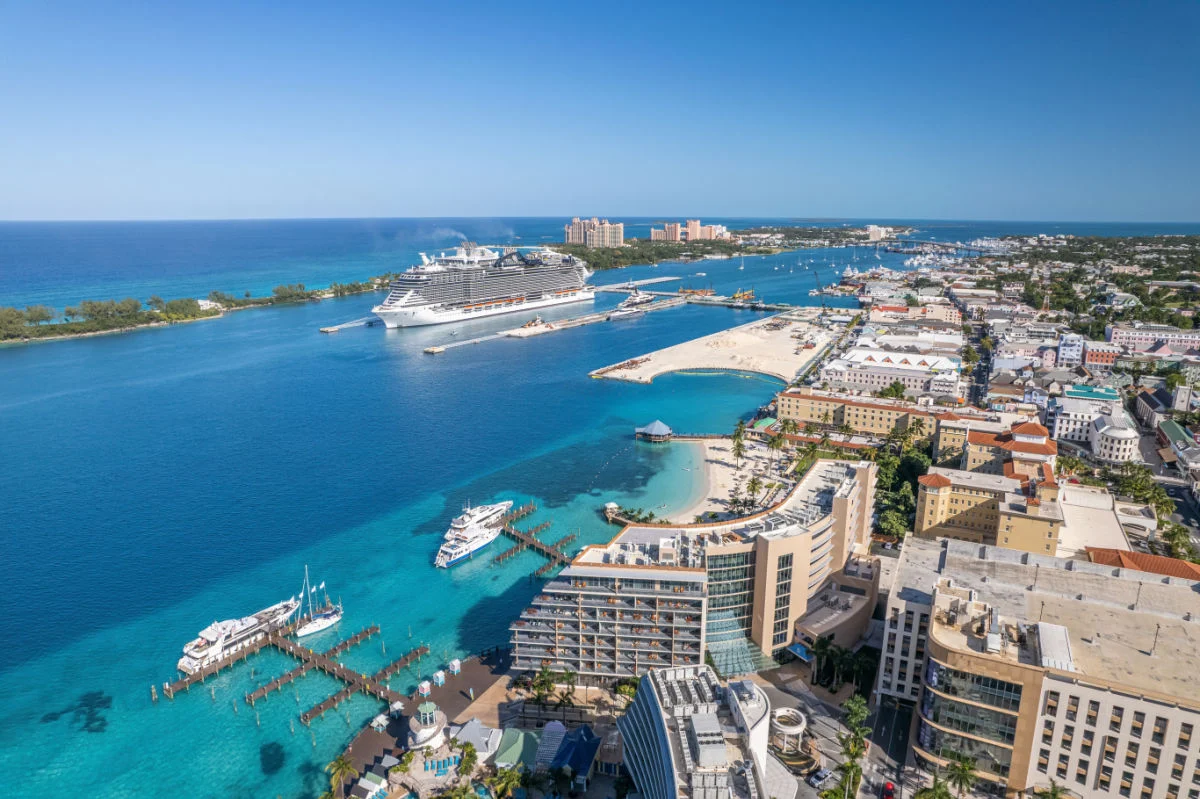 La vue panoramique du drone sur le centre-ville de Nassau et Paradise Island, Bahamas.