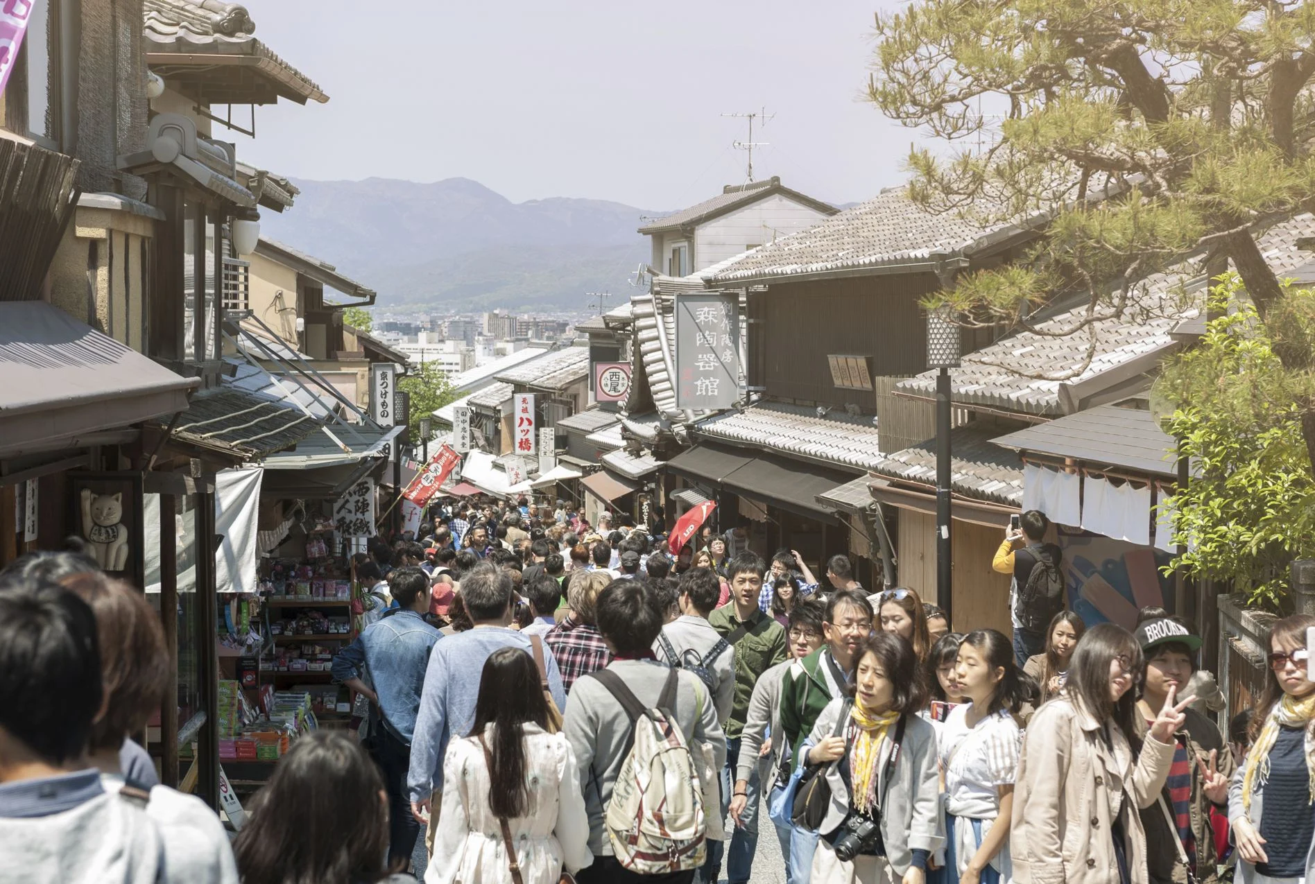 Rue de Kyoto remplie de touristes et de groupes de touristes