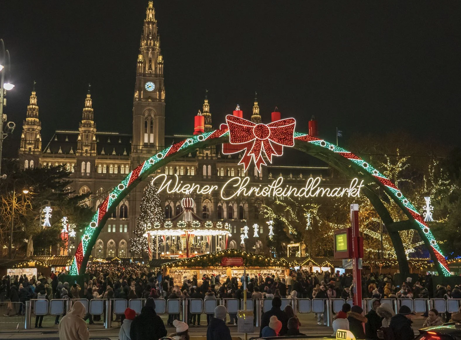 Vue en soirée sur le parc Rathaus et l'hôtel de ville de Vienne. Marché de Noël