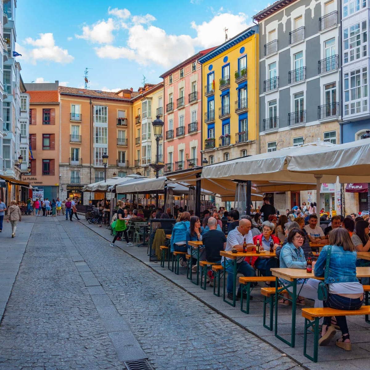 Rue des restaurants dans la vieille ville de Burgos, Espagne