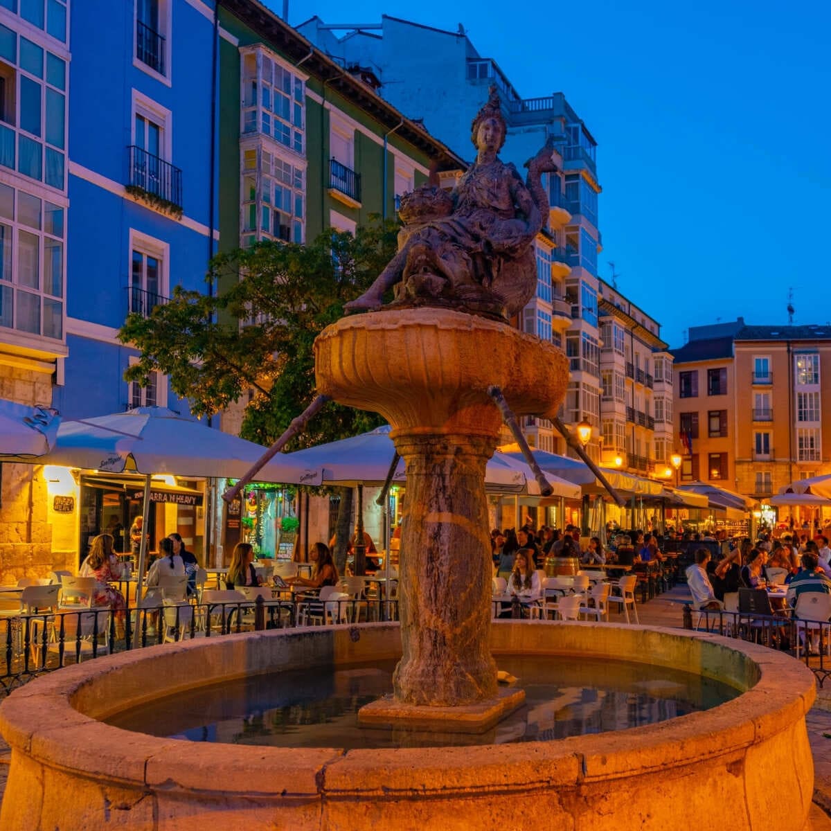 Place de la fontaine dans le centre historique de Burgos vue la nuit, Espagne