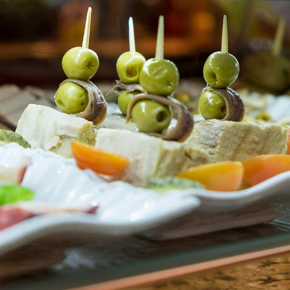 Brochettes d'olives et de fromage servies dans un bar à tapas en Espagne, cuisine espagnole