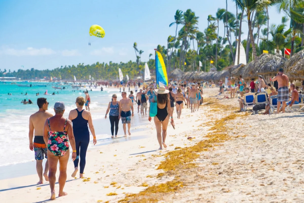 Personnes marchant sur la plage de Punta Cana, République Dominicaine