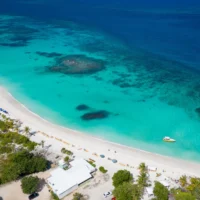 Cette petite île est connue pour ses magnifiques paysages tropicaux avec 33 plages de sable blanc, des hivers à 82°F et des fruits de mer locaux à 15 $