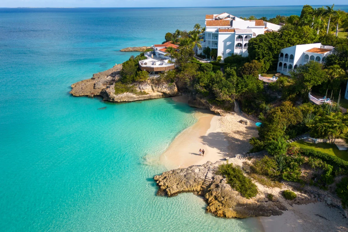 Plage de Meads Bay, Anguilla. Mer bleu turquoise aux eaux cristallines et calmes. Belle journée ensoleillée avec mer calme. Plage avec de nombreux arbres et ombre pour se détendre.