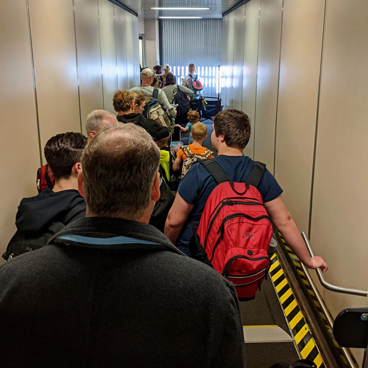 Personnes attendant de monter à bord d’un avion du Sud-Ouest