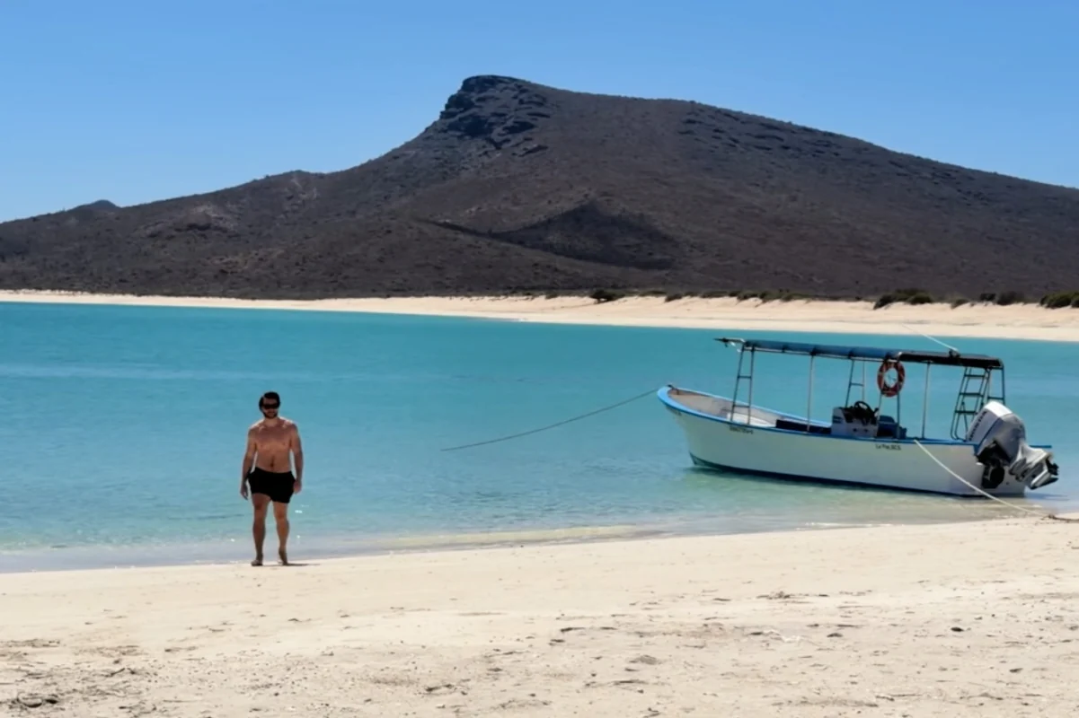 Le directeur éditorial Tyler Fox se promène le long de la plage de l'Isla Espiritu Santo