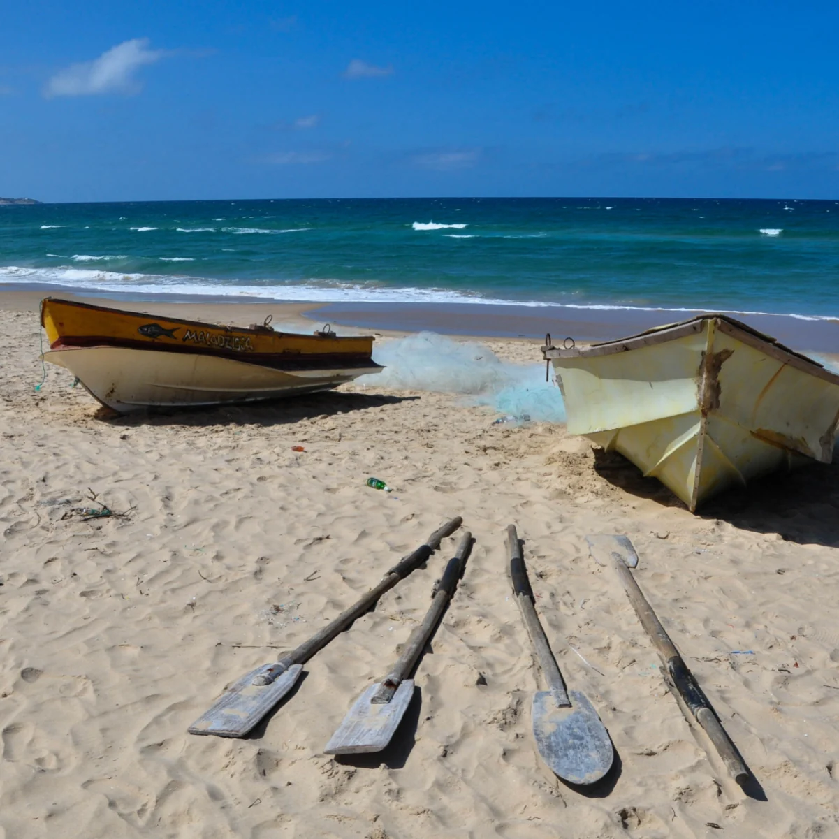 Bateaux de pêche sur la plage de Praia do Tofo, Mozambique