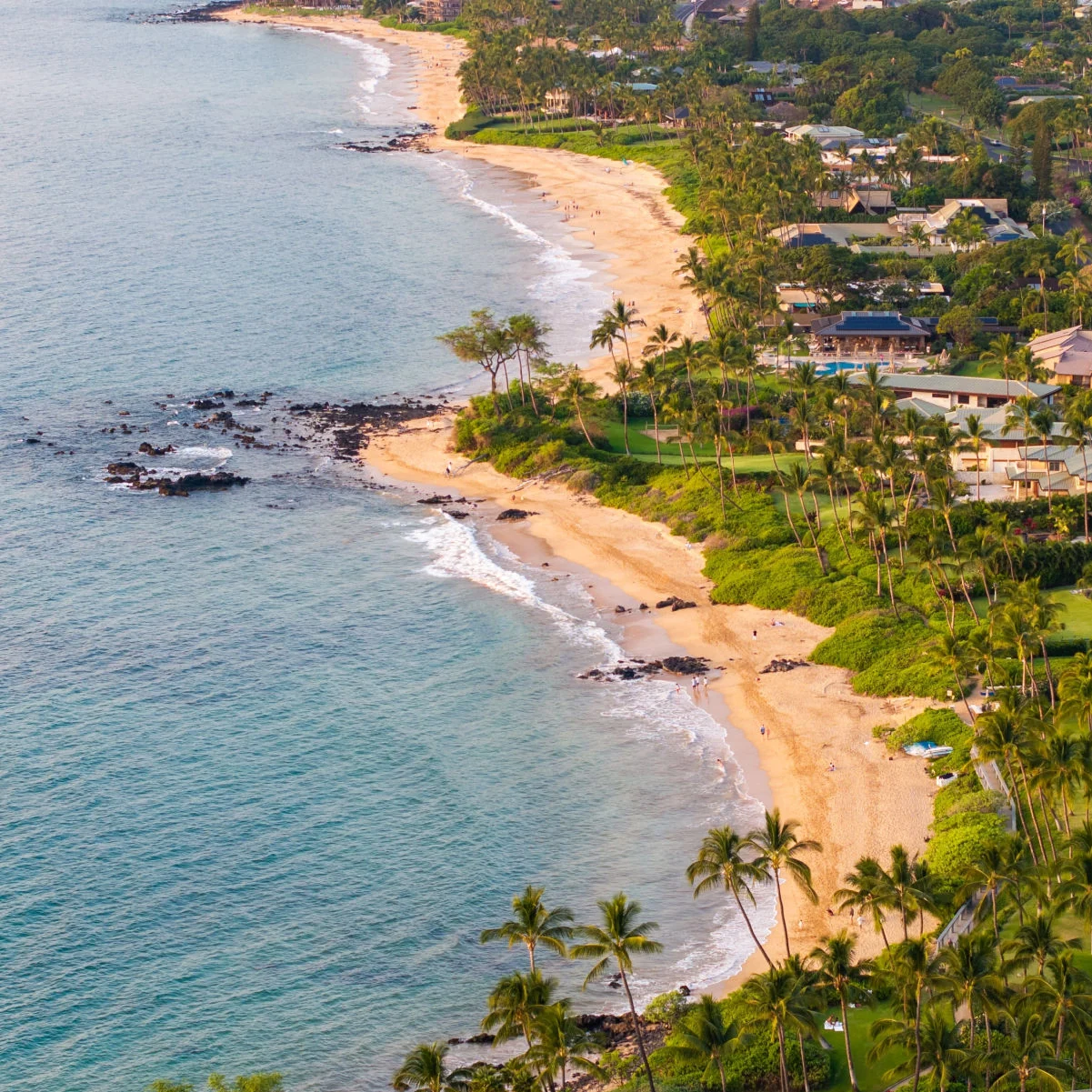 Vue aérienne panoramique du chemin de la plage de Wailea, des centres de villégiature et des maisons de vacances le long du paysage côtier en bord de mer à Wailea-Makena Maui Hawaii pendant le coucher du soleil à l'heure d'or