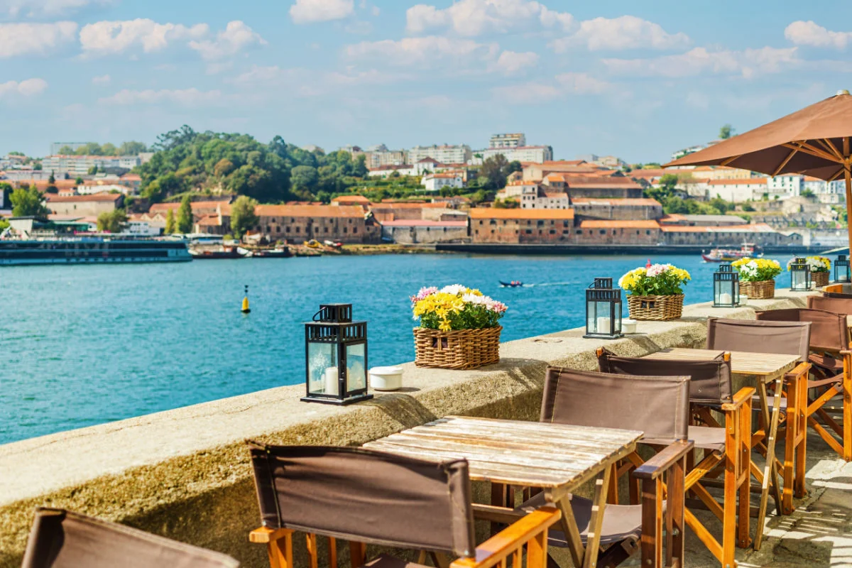 Vue sur un café de rue en plein air sur les rives du fleuve Douro à Porto, Portugal