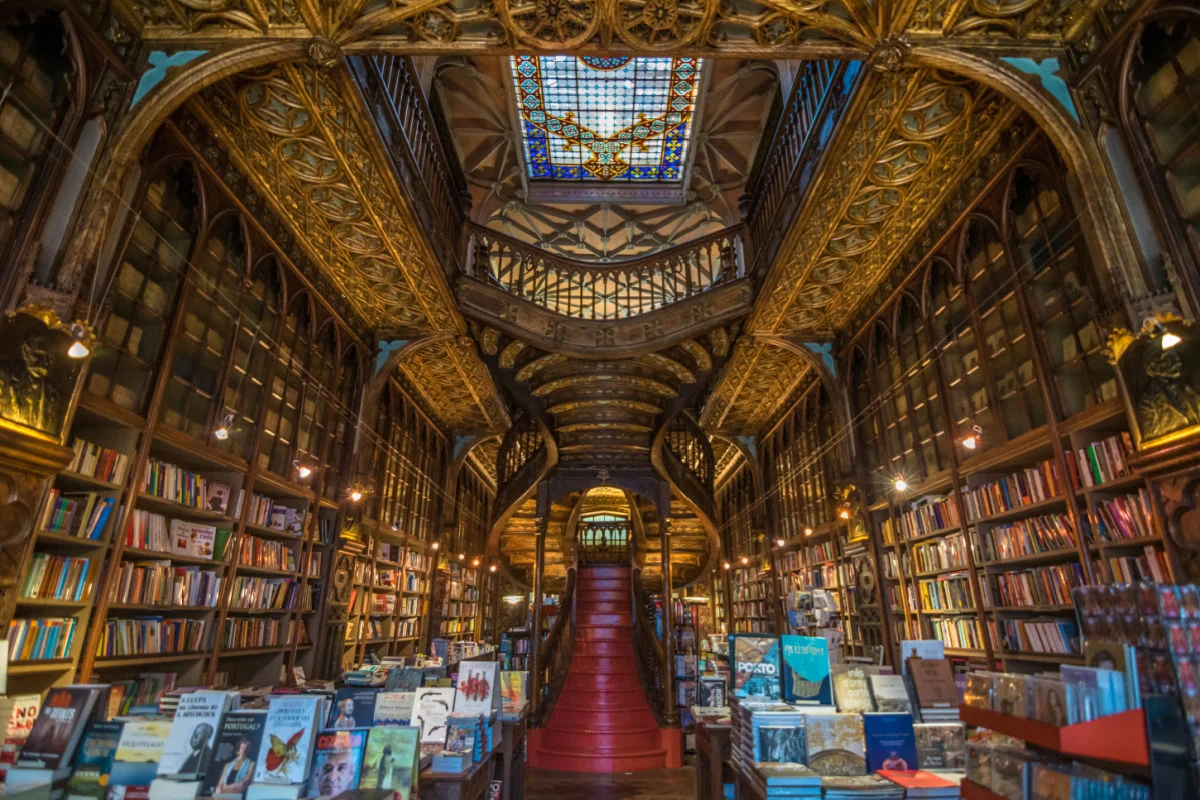 Vue intérieure de la librairie Lello (Livraria Lello) sur l'une des plus belles librairies du monde