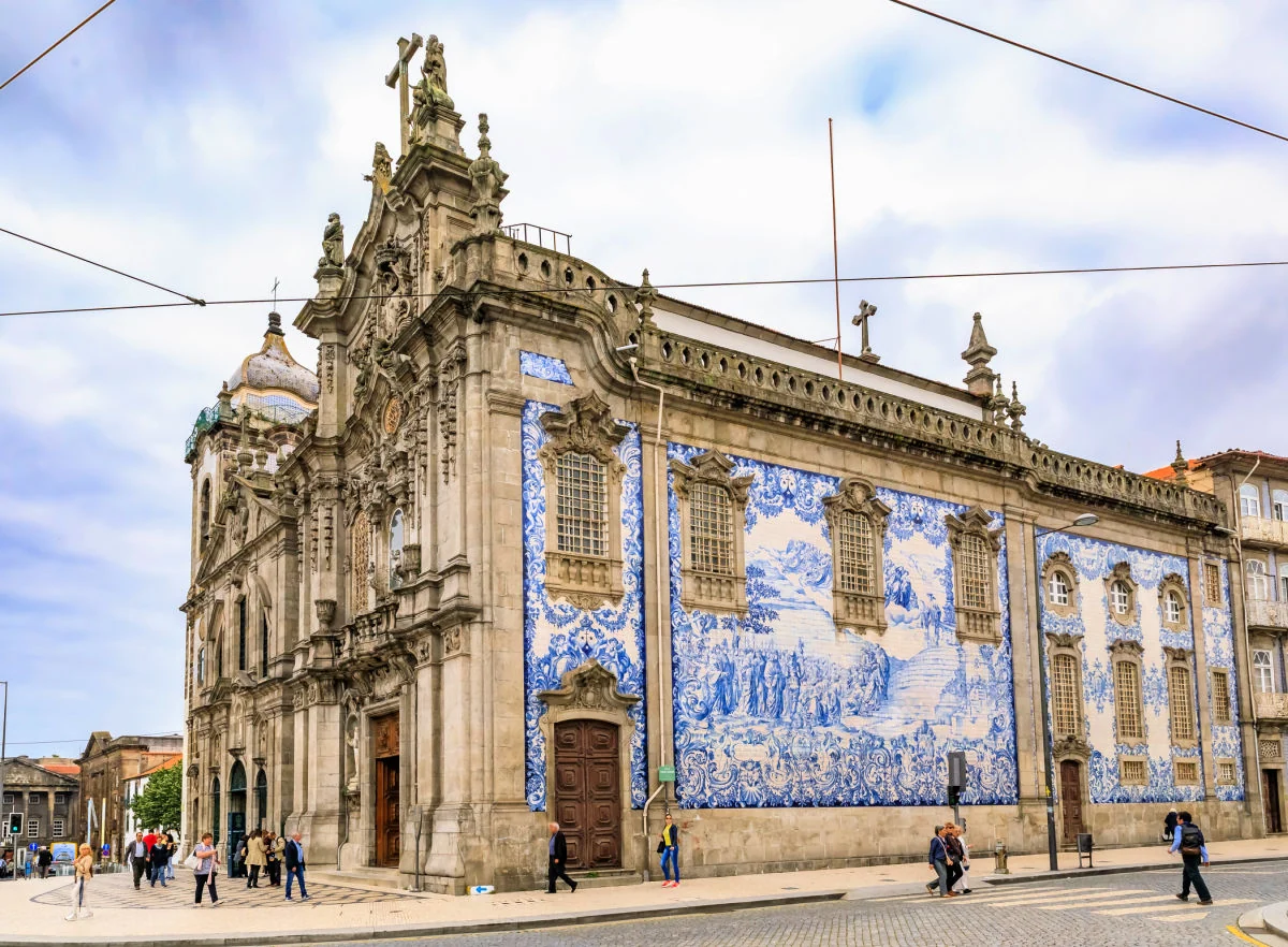 Église des Carmélites Igreja do Carmo du XVIIIe siècle avec façade latérale carrelée ornée de carreaux azulejos portugais