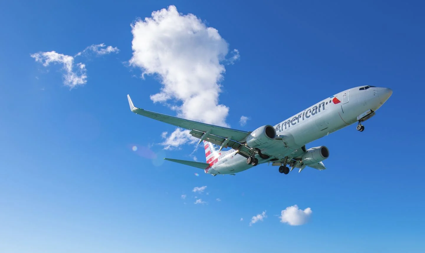 Avion d'American Airlines au-dessus