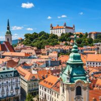 3 villes européennes sûres et sous-estimées devraient dominer 2027 selon Booking.com
