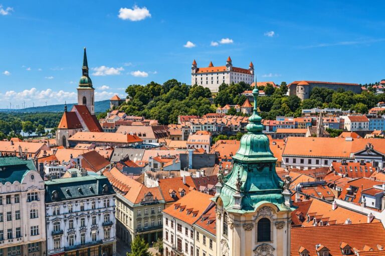 3 villes européennes sûres et sous-estimées devraient dominer 2027 selon Booking.com