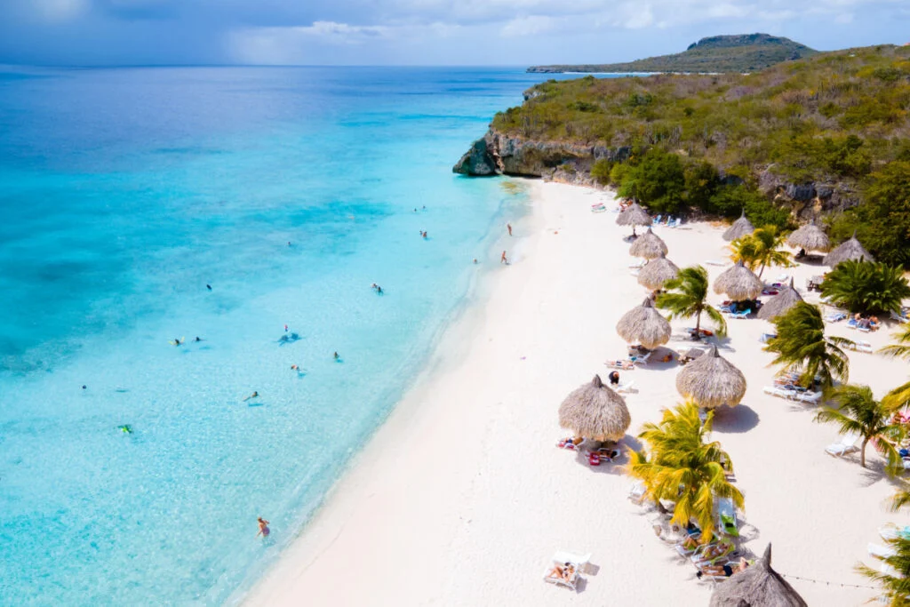 Cas Abao Beach Playa Cas Abao île des Caraïbes de Curaçao, Playa Cas Abao à Curaçao une plage blanche avec un océan bleu turquoise vue aérienne de drone