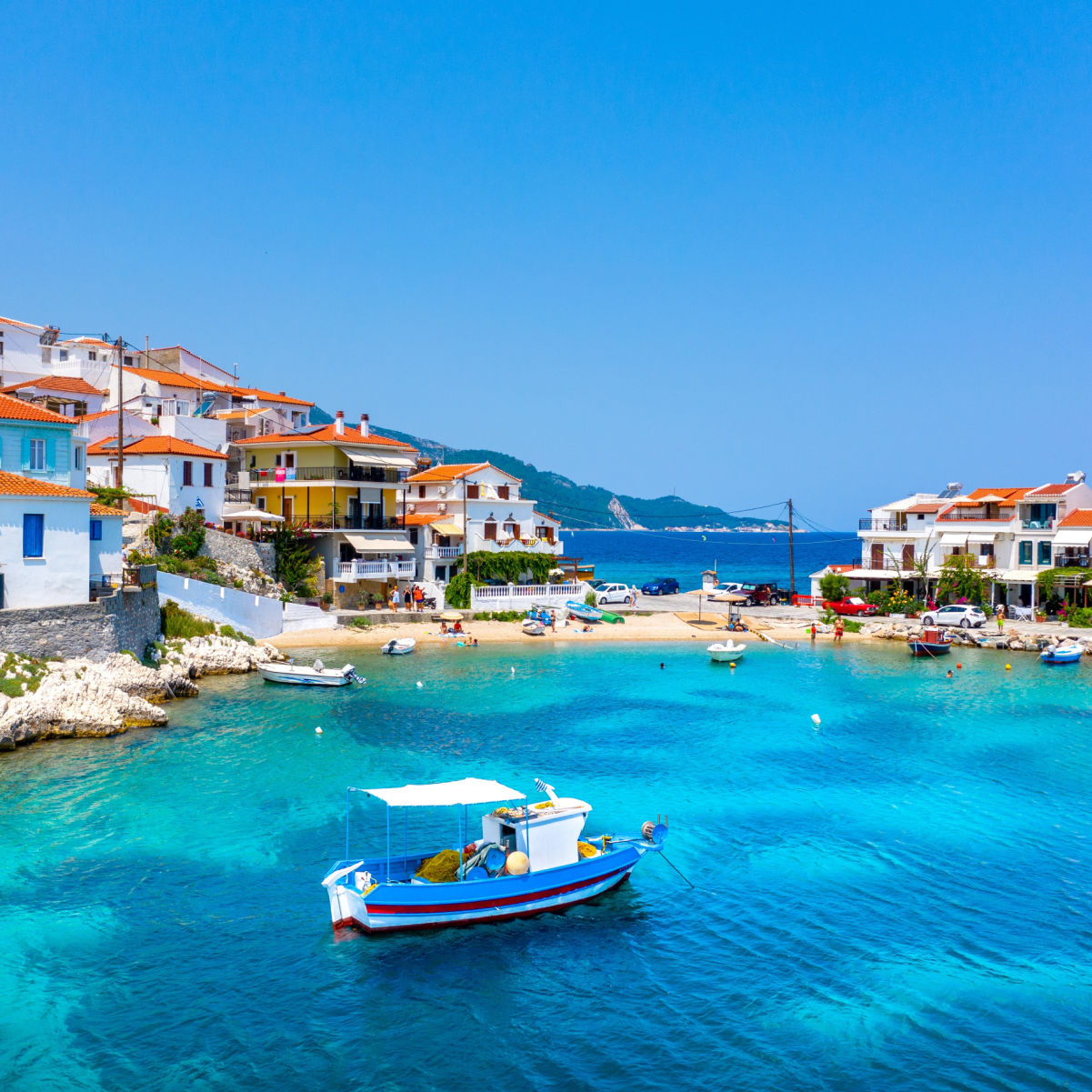 Vue du village de pêcheurs de Kokkari avec une belle plage, île de Samos, Grèce