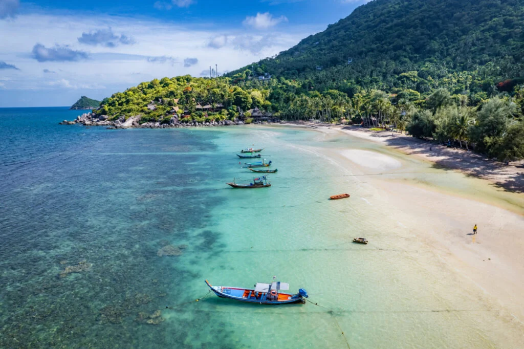 Vue aérienne de la plage de Sairee ou de la plage de Sai Ri à Koh Tao, Thaïlande