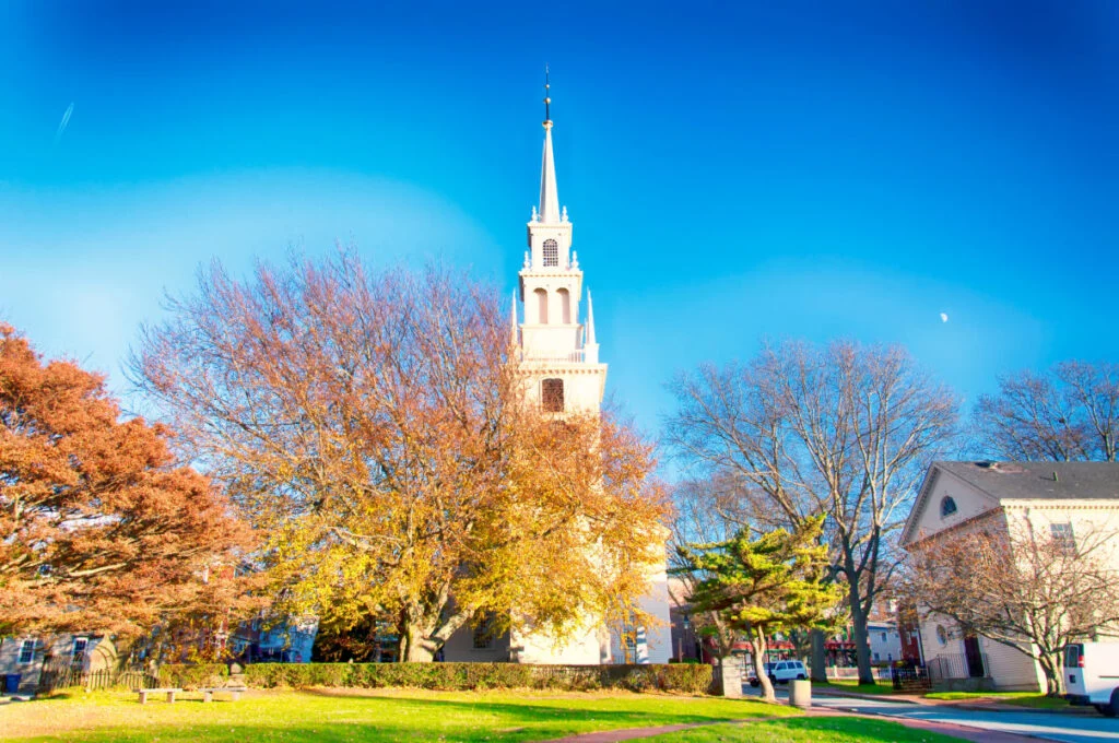 L'église de la Trinité, emblématique de la place Queen Anne, à la fin de l'automne à Newport Rhode Island.