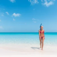 Cette destination des Caraïbes possède certaines des plus belles plages du monde, ainsi que des complexes hôteliers ultra-luxueux, des eaux turquoise éclatantes et une vie nocturne locale célèbre.