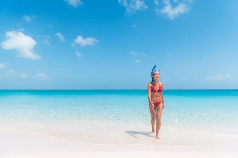 Cette destination des Caraïbes possède certaines des plus belles plages du monde, ainsi que des complexes hôteliers ultra-luxueux, des eaux turquoise éclatantes et une vie nocturne locale célèbre.
