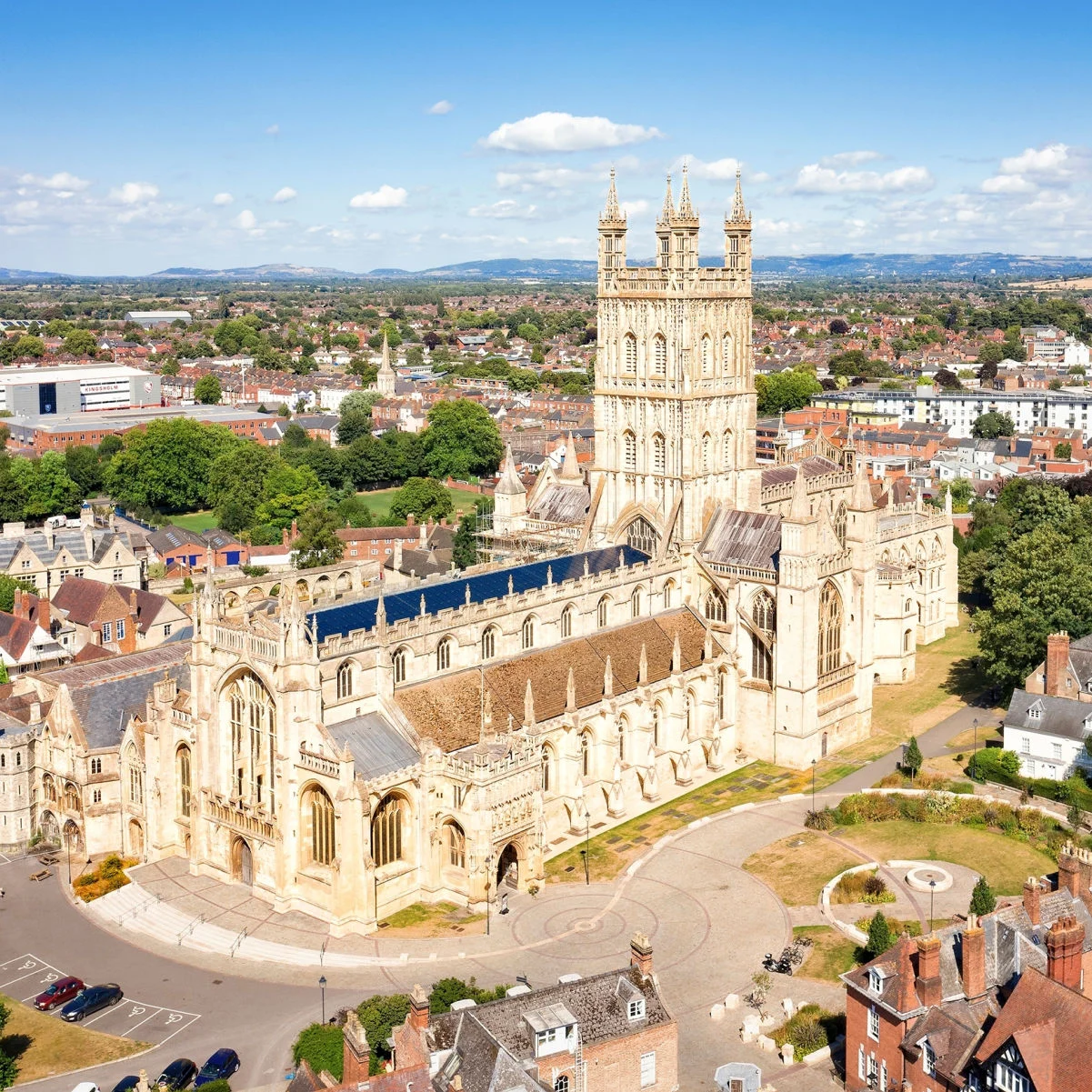 Vue aérienne de l'église cathédrale de Gloucester Saint-Pierre et de la Sainte et Indivisible Trinité par une journée ensoleillée.