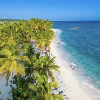 Cette île intacte des Caraïbes françaises possède des plages de sable blanc vides, des rhums à 2 $ et aucun méga-resort