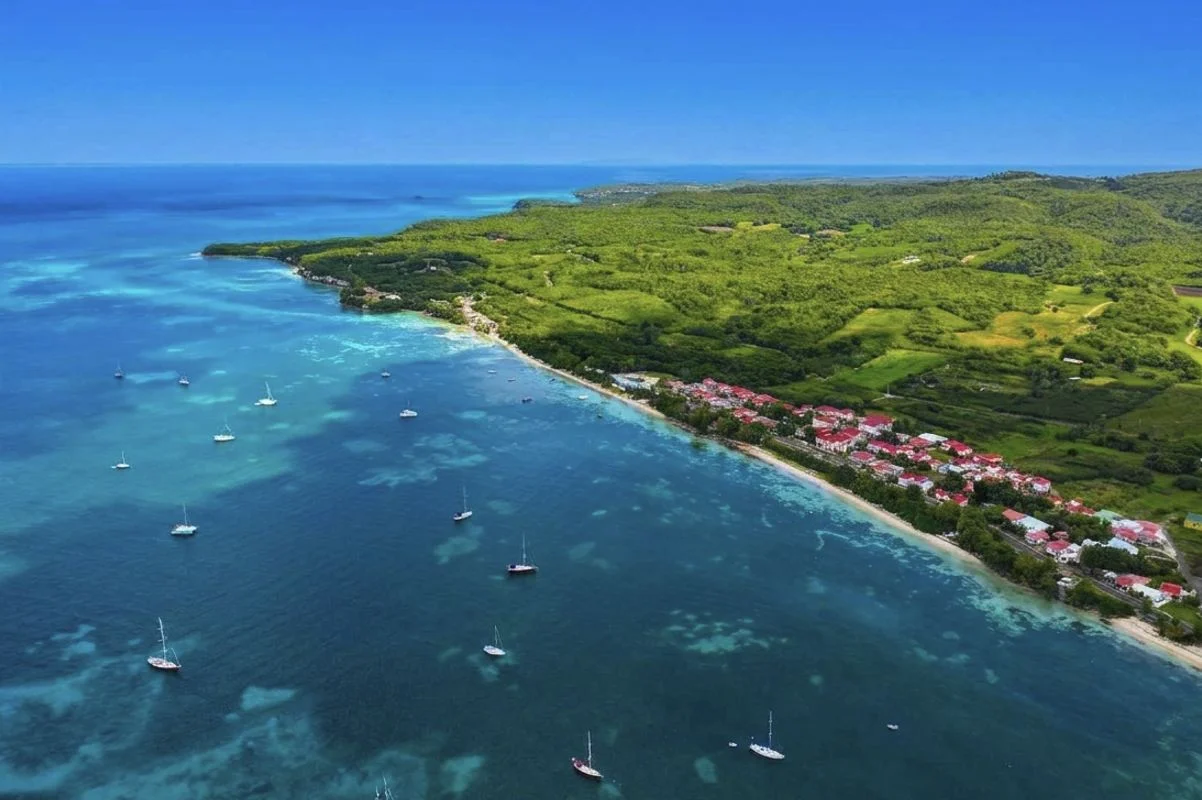 Cette île intacte des Caraïbes françaises possède des plages de sable blanc vides, des rhums à 2 $ et aucun méga-resort