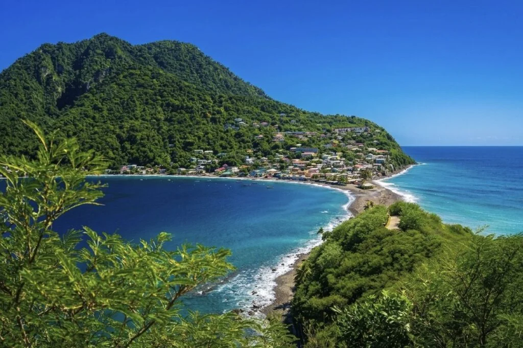 Cette île intacte des Caraïbes possède des volcans, des sources chaudes de la jungle, des cascades cachées et des bières à 2 $