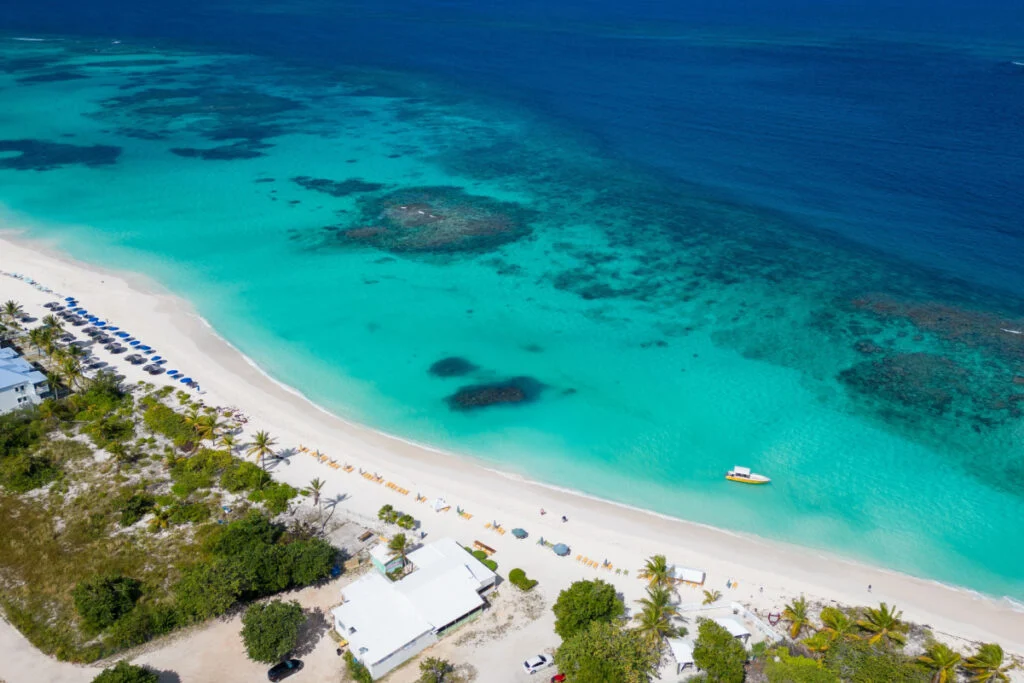 baie peu profonde à l'est, Anguilla. Belle plage avec mer turquoise. Eaux cristallines de sable blanc, avec beaucoup d'ombre des cocotiers. La meilleure plage des Caraïbes.