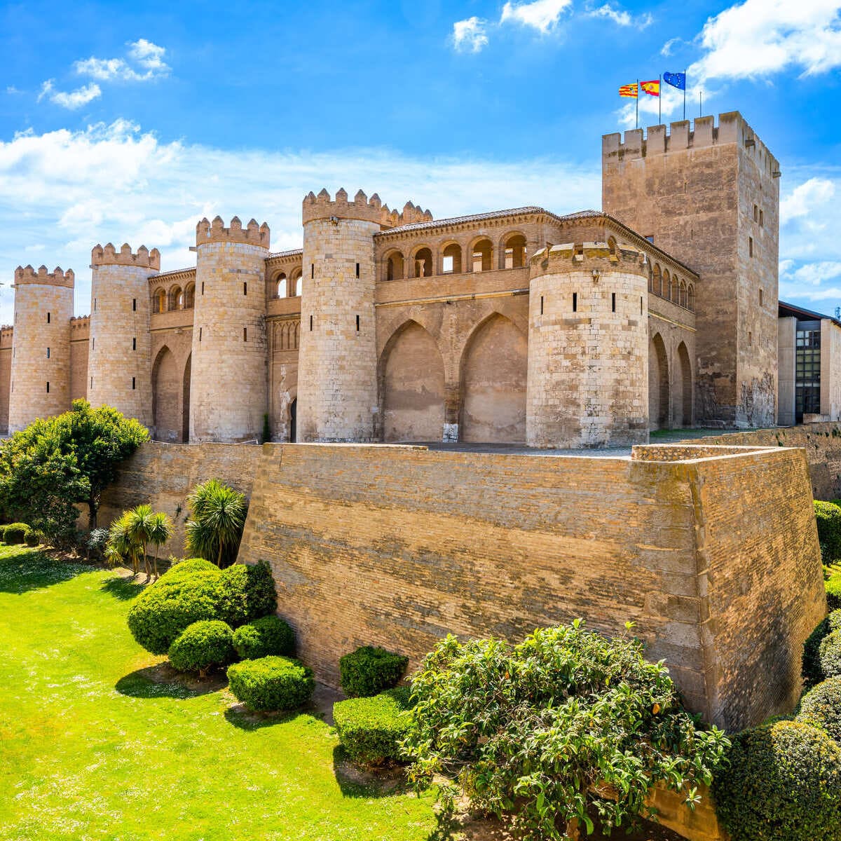 Fortifications médiévales attachées au palais de l'Aljaferia à Saragosse, Espagne